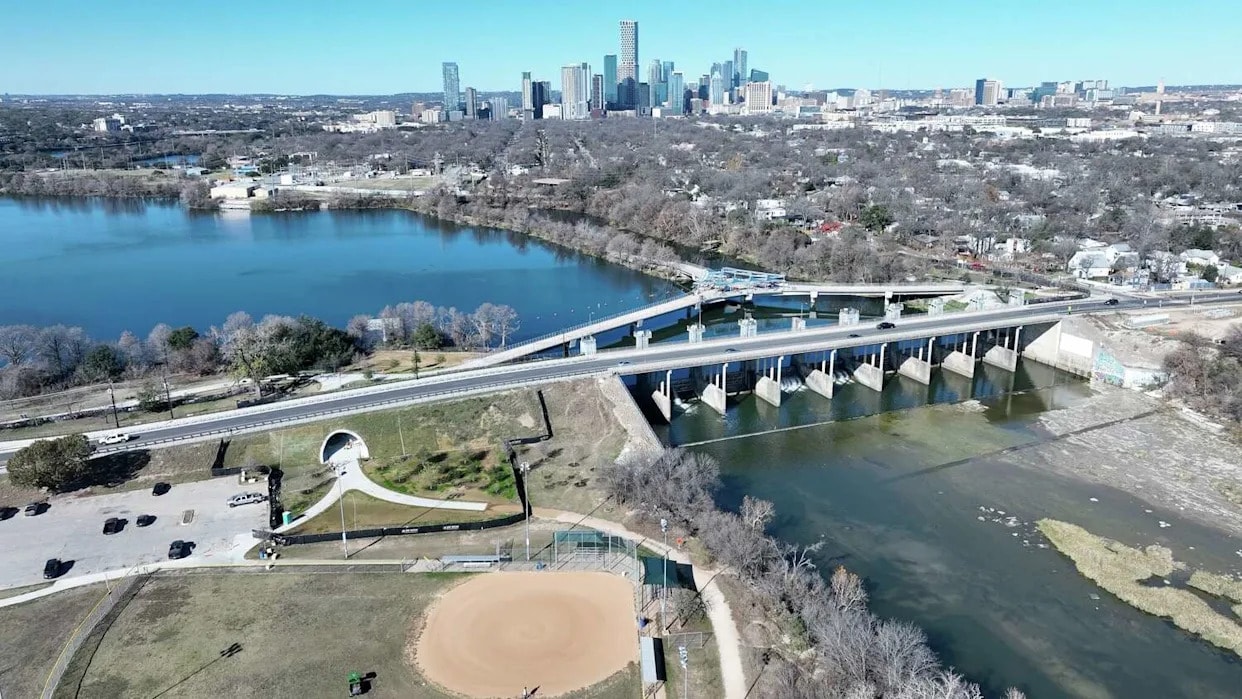 Austin completes 10-mile loop around Lady Bird Lake via wishbone ...